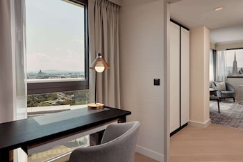 Suite, 1 King Bed (Grand Park, Lounge Access)