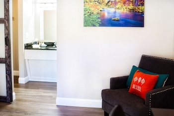Signature Single Room, 1 King Bed