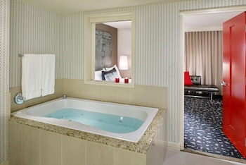 Suite, 1 Bedroom (Living Area, Skyline View)