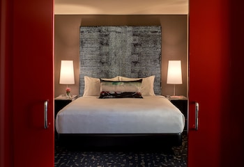 Room, 1 King Bed, Accessible, Non Smoking (Communications, Tub, Roll-In Shower)