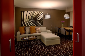 Room, 1 King Bed, Accessible, Non Smoking (Communications, Tub, Roll-In Shower)