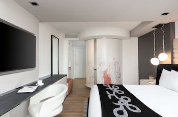 Room, 1 King Bed (Zena)