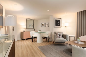 Suite, 1 King Bed (Zena)
