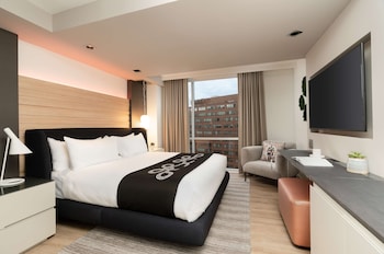 Room, 1 King Bed (Zena)