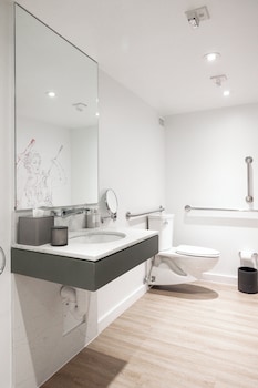 Room, 1 Queen Bed, Roll-in Shower (Mobility/Hearing Accessible)