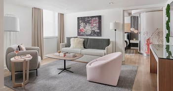 Suite, 1 King Bed (Zena)