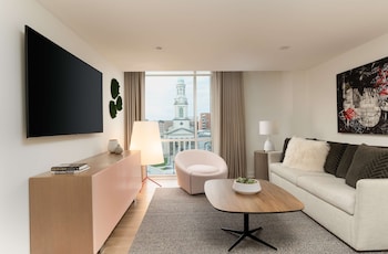 Suite, 1 King Bed (Zena Circle View)