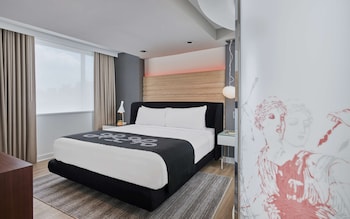 Suite, 1 King Bed (Zena)