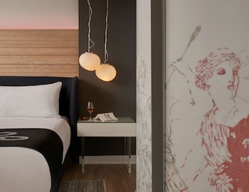 Room, 1 Queen Bed, Roll-in Shower (Mobility/Hearing Accessible)