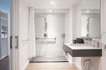 Room, 1 Queen Bed, Roll-in Shower (Mobility/Hearing Accessible)