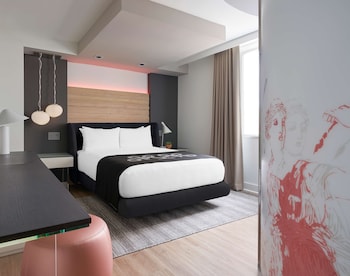 Room, 1 Queen Bed, Roll-in Shower (Mobility/Hearing Accessible)
