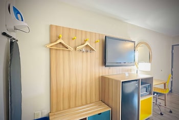 Room, 1 Queen Bed, Accessible, Non Smoking (Mobility, Roll-In Shower)