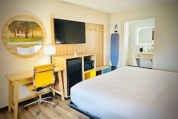 Room, 1 Queen Bed, Accessible, Non Smoking (Mobility, Roll-In Shower)
