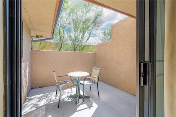 Suite, 1 King Bed, Non Smoking, Refrigerator & Microwave, No Pets (Adults Only)