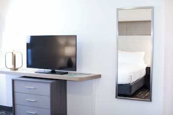 Standard Room, 1 King Bed, Accessible Bathtub (Mobility, Accessible Tub)