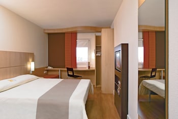 Room, Multiple Beds (New Bedding)