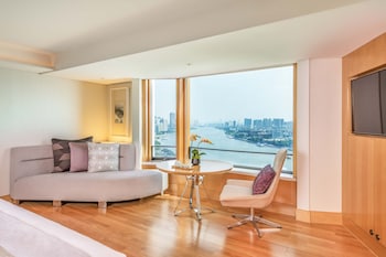 Deluxe Room River View King Bed