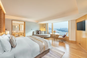 Deluxe Room River View King Bed