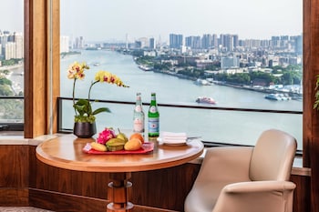 Club Premier Suite River View King Bed