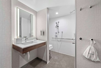Room, 2 Queen Beds, Accessible (Mobility, Hearing, Roll-In Shower)