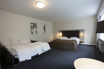 Family Room, Annex Building (5 persons)