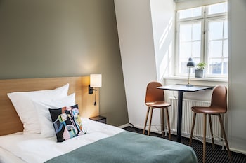 Small double room - 1 queen bed 140 cm - fjord view - main building