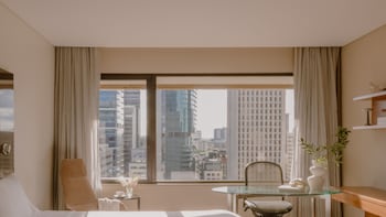 Classic Room, 1 King Bed, Club Lounge Access (High Floor)
