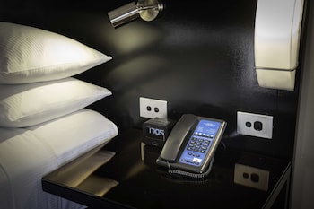 Room, 1 King Bed, Corner