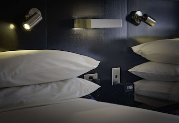 Double Room, Corner