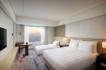 DELUXE DOUBLE WITH SOFA BED, LAKE VIEW