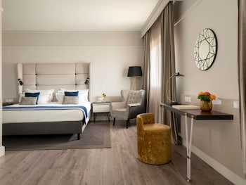 Junior Suite, 1 King Bed with Sofa bed