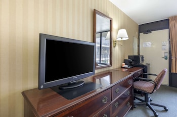 Standard Room, 1 Queen Bed, Non Smoking (Parking Area View)