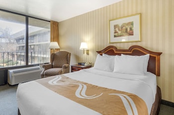 Standard Room, 1 Queen Bed, Non Smoking (Parking Area View)
