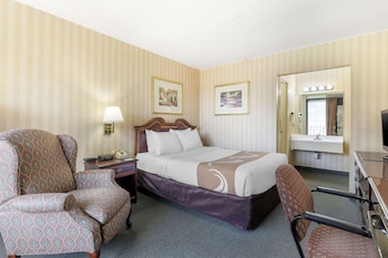 Standard Room, 1 Queen Bed, Non Smoking (Parking Area View)