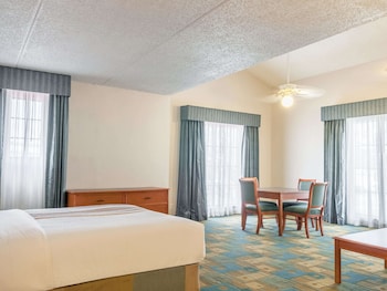 Suite, 1 Queen Bed