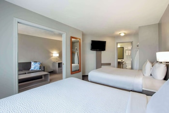 Suite, 2 Queen Beds, Non Smoking (One-Bedroom)