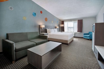 Deluxe Suite, 1 King Bed, Non Smoking (1 Bedroom)