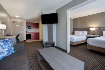 Deluxe Suite, 2 Queen Beds, Non Smoking (1 Bedroom)