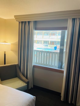 Standard Room, 2 Queen Beds, Non Smoking, Pool View (1st Floor)