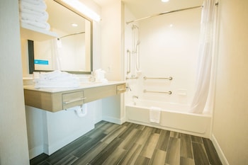 Studio, 2 Queen Beds, Accessible, Balcony (Bathtub)