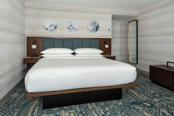 Room, 1 King Bed (Mobility/Hearing Accessible, Tub)