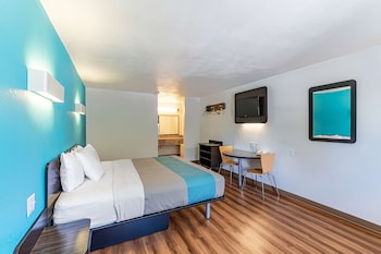 Deluxe Room, 1 King Bed, Accessible, Non Smoking