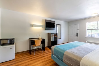 Deluxe Room, 1 Queen Bed, Non Smoking, Refrigerator & Microwave