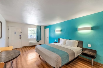 Deluxe Room, 1 King Bed, Smoking, Refrigerator & Microwave