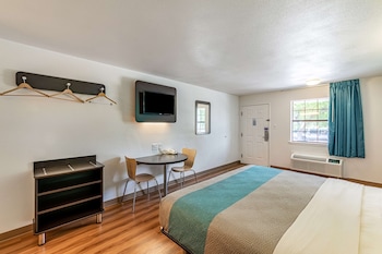 Deluxe Room, 1 King Bed, Accessible, Non Smoking