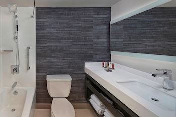 Deluxe Room, 1 King Bed (Mobility Accessible, Tub)