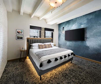 Room, 1 King Bed, Accessible, City View (Urban, Mobility, Bathtub)