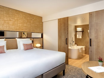 Deluxe Suite, 1 King Bed with Sofa bed