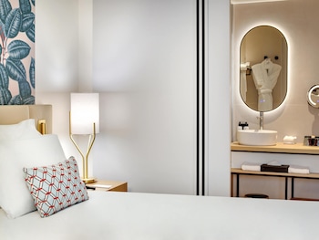 Deluxe Room, 1 King Bed