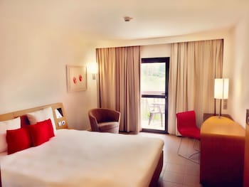 Standard Room, 1 King Bed, Balcony